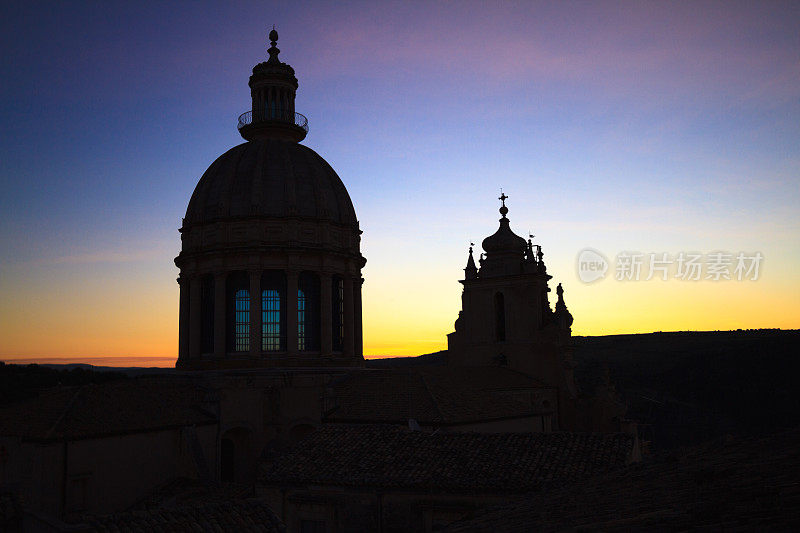 日出时在圣乔治的大教堂，西西里岛的Ragusa Ibla